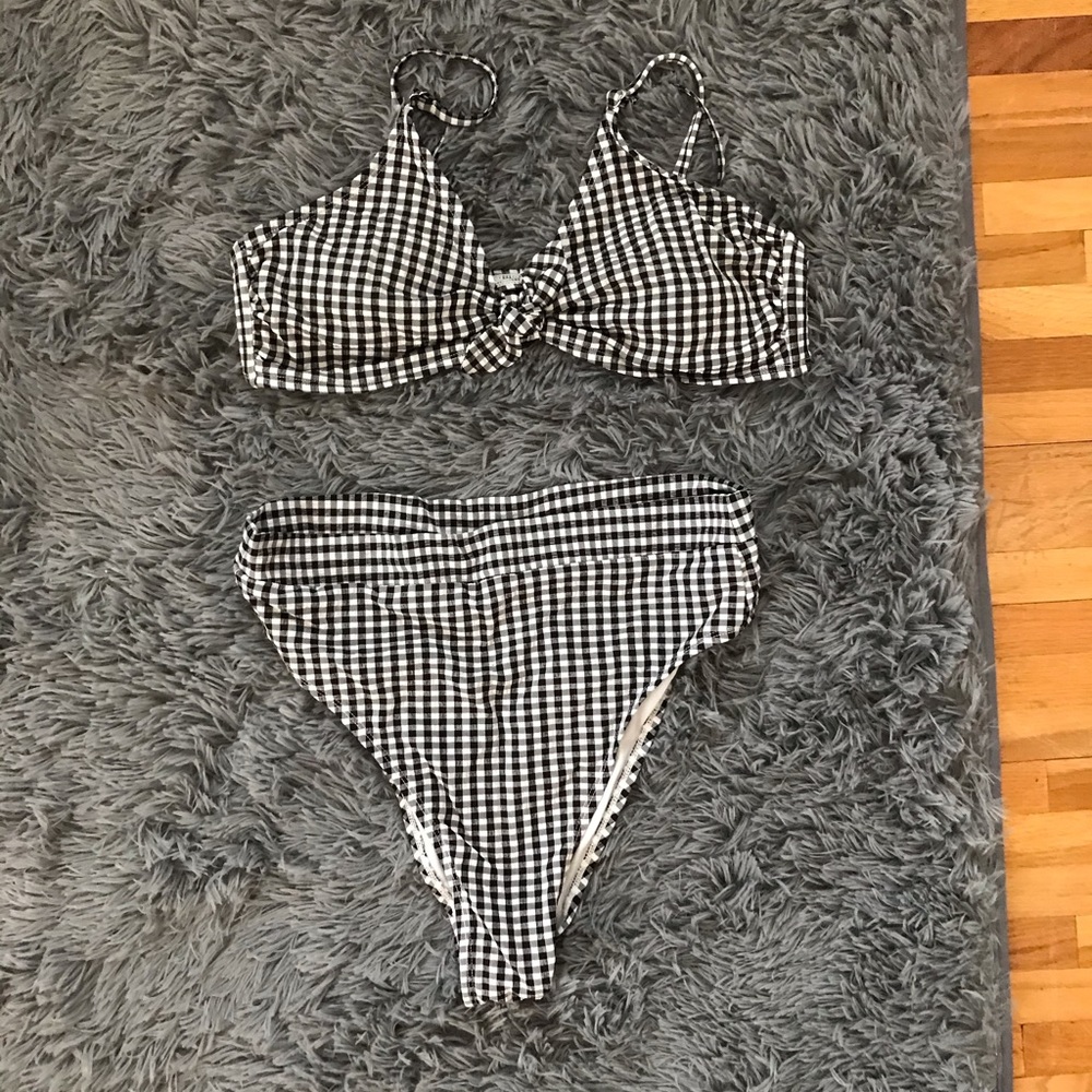 Checkerd bikini top& bottoms!!